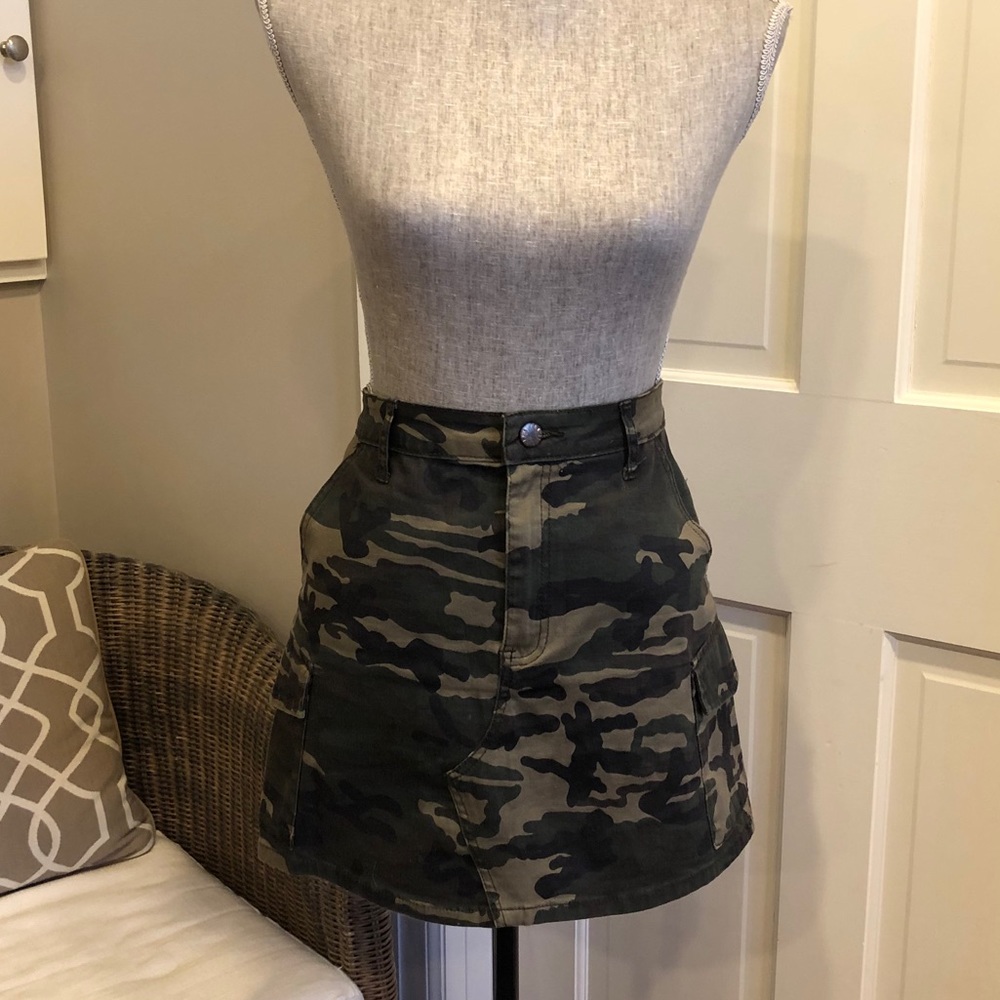 Forever 21 Camo Skirt w/ Pockets
